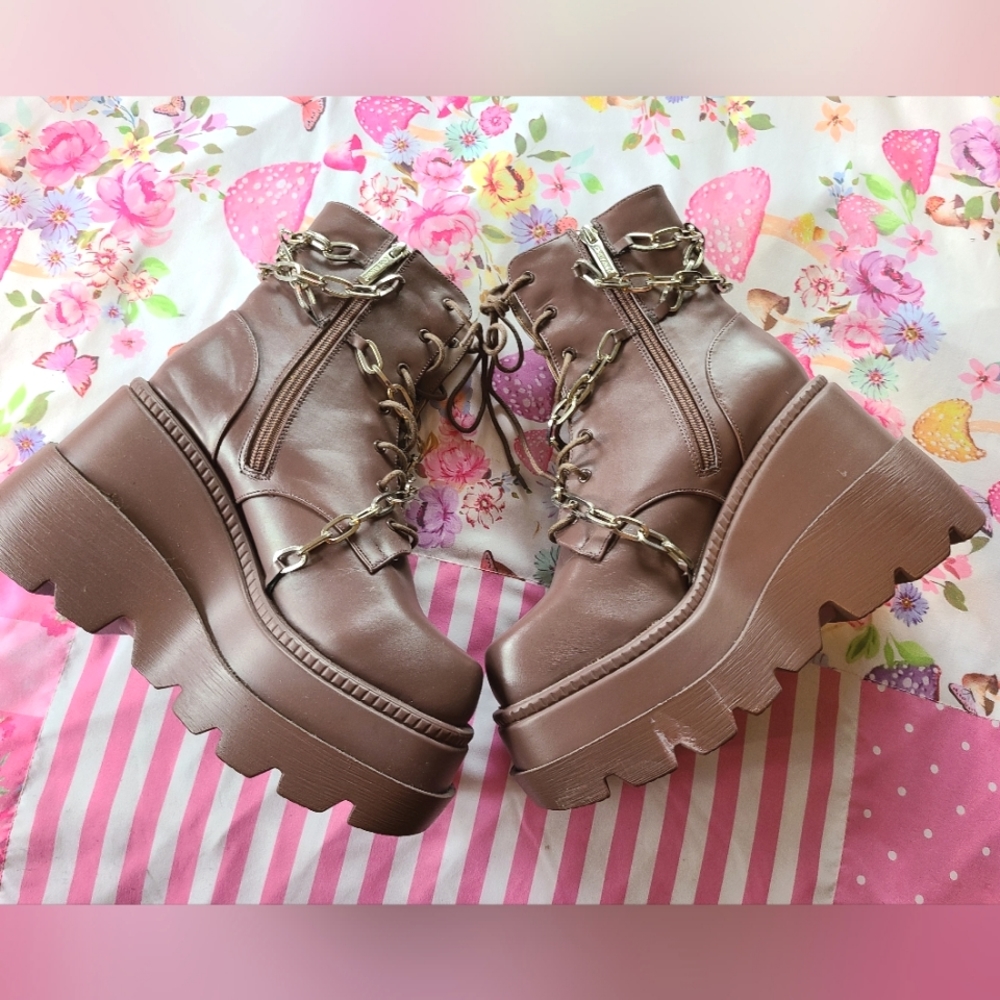 NWOB Cape Robbin Brown Platform Boots With Chains Womens Size 9